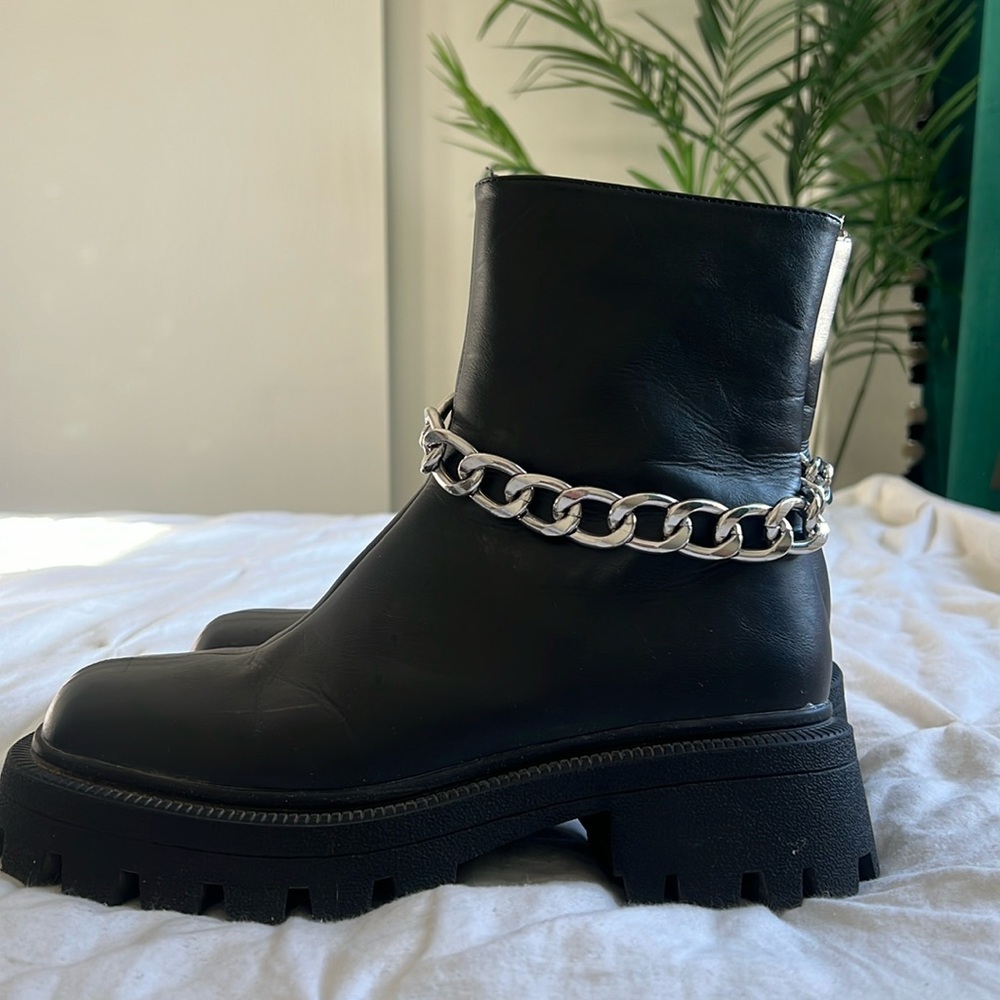 Festival boots with chain